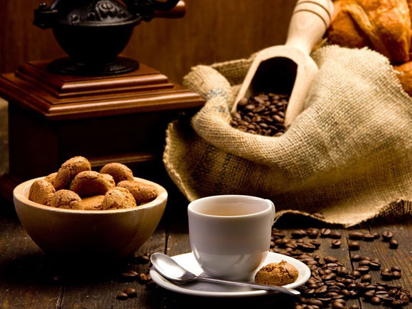 Can You Eat Coffee Beans? Myth vs Reality